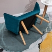 POLTRONCINA DAL DESIGN SCANDINAVO IN LEGNO E VELLUTO COLOR PETROLIO