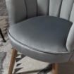 POLTRONA IN VELLUTO IMBOTTITA CON SCHIENALE A CONCHIGLIA 66X72X79 CM GRIGIO