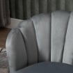 POLTRONA IN VELLUTO IMBOTTITA CON SCHIENALE A CONCHIGLIA 66X72X79 CM GRIGIO