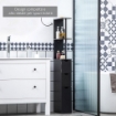 MOBILE COLONNA SALVASPAZIO IN LEGNO CON RIPIANI E CASSETTI 15X33X136CM NERO