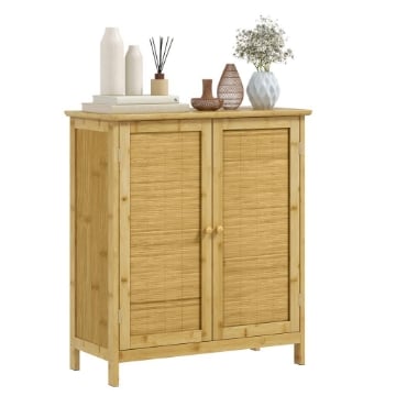 CREDENZA STILE BOHO IN RATTAN E BAMB¨ CON 2 ANTE E MENSOLA INTERNA, 60X27X67.5CM, COLORE LEGNO