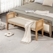 PANCA FONDO LETTO BOHO CON SEDUTA IMBOTTITA E BRACCIOLI IN LEGNO E RATTAN, 120X38X61.5CM, CREMA