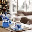 MA MAISON SET CAFFETTIERA + 2 TAZZINE CON PIATTINO MODELLO FLOREALE COLORI ASSORTITI 