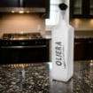 OLIERA IN VETRO SATINATO DA 1000 ML - 32 CM CON COMODO TAPPO DOSATORE E SCRITTA MODERNA 