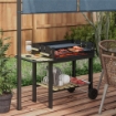 BARBECUE A CARBONELLA AD ALTEZZA REGOLABILE CON 2 GRIGLIE E 2 RIPIANI IN METALLO E LEGNO 113X53.5X82.5 CM NERA