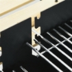 BARBECUE A CARBONELLA AD ALTEZZA REGOLABILE CON 2 GRIGLIE E 2 RIPIANI IN METALLO E LEGNO 113X53.5X82.5 CM NERA