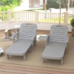 SET 2 SDRAIO DA GIARDINO REGOLABILI CON TAVOLINO E BRACCIOLI IN POLIETILENE 79X158X88 CM GRIGIO CHIARO