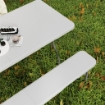 SET DA PIC NIC PIEGHEVOLE A 3 PEZZI CON TAVOLO E 2 PANCHE IN HDPE E METALLO, BIANCO E GRIGIO CHIARO