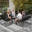 SET DA GIARDINO CON 2 DIVANI 2 POSTI 2 POLTRONE E UN TAVOLINO DA CAFFÉ CON PIANO IN VETRO NERO