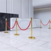 COLONNINE SEGNAPERCORSO IN ACCIAIO INOX ORO CON CORDA VELLUTATA ROSSA DI 1.5 M E BASE RIEMPIBILE Ø 32X96 CM