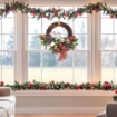 CORONA DI VIMINI PER NATALE CON DECORAZIONE DI RAMI E FIOCCO SCOZZESE DI 35 CM OKX