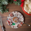 PIATTO DI NATALE TONDO IN PLASTICA CON DECORAZIONI NATALIZIE STILE SHABBY   Ø 33 CM OKX