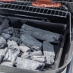 BARBECUE A CARBONE CON COPERCHIO RIPIANI E RUOTE COMPLETO DI SPATOLA PINZA E COLTELLO NERO