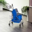 CARRELLO DELLE PULIZIE PROFESSIONALE CON SECCHIO DA 26L PER MOCIO STRIZZATORE E CESTINI A RETE BLU