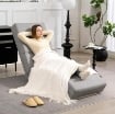 CHAISE LONGUE RECLINABILE CON SCHIENALE ALTO, IMBOTTITURA SPESSA E GAMBE IN METALLO, GRIGIO CHIARO
