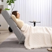 CHAISE LONGUE RECLINABILE CON SCHIENALE ALTO, IMBOTTITURA SPESSA E GAMBE IN METALLO, GRIGIO CHIARO