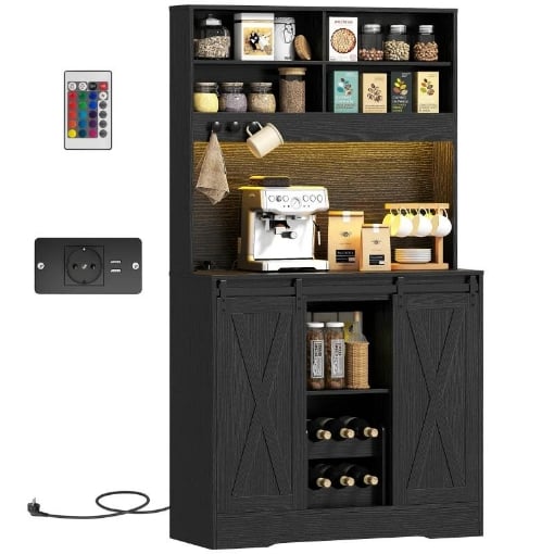 CREDENZA DA CUCINA ALTA STILE RUSTICO CON 2 ARMADIETTI, PORTABOTTIGLIE, PRESE DI RICARICA E LUCI LED, NERO