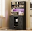 CREDENZA DA CUCINA ALTA STILE RUSTICO CON 2 ARMADIETTI, PORTABOTTIGLIE, PRESE DI RICARICA E LUCI LED, NERO
