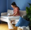 DIVANO 2 POSTI IN TESSUTO EFFETTO LINO CON GAMBE IN ACCIAIO E CUSCINI IMBOTTITI, 139X68X80 CM, BIANCO CREMA