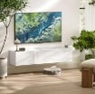 MOBILE TV SOSPESO PER TELEVISORI DA 45"-55"-65" CON 2 ARMADIETTI E ANTE A RIBALTA, 140X33X29.8 CM, BIANCO