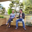 PANCA DA GIARDINO CON TAVOLINO A RIBALTA PORTAOGGETTI IN RATTAN E ACCIAIO 134X58X82 CM CREMA E CACHI