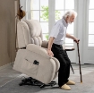 POLTRONA ALZAPERSONA MASSAGGIANTE E RECLINABILE CON 2 TASCHE E TELECOMANDO, 93X104X105 CM, BEIGE
