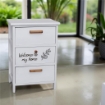 MA-MAISON MOBILE DA ARREDO IN LEGNO BIANCO CON 3 CASSETTI E SCRITTA WELCOME DIMENSIONI 40 X 29 X 58H CM