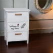 MA-MAISON MOBILE DA ARREDO IN LEGNO BIANCO CON 3 CASSETTI E SCRITTA WELCOME DIMENSIONI 40 X 29 X 58H CM
