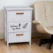 MA-MAISON MOBILE DA ARREDO IN LEGNO BIANCO CON 3 CASSETTI E SCRITTA WELCOME DIMENSIONI 40 X 29 X 58H CM