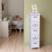 MOBILE BIANCO CON SCRITTA WELCOME COMPRESO DI 5 CASSETTI IN LEGNO DI DIMENSIONI 26 X 32 X 98 CM 