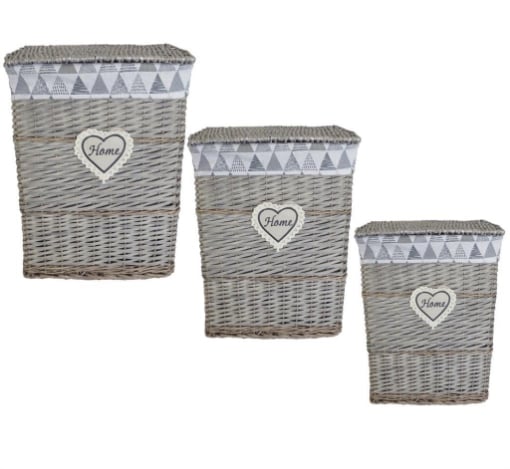 MA MAISON SET DA 3 PZ CESTI PORTA BIANCHERIA RETTANGOLARI IN VIMINI GRIGIO CON SCRITTA E TESSUTO FANTASIA TRIANGOLI  OKX