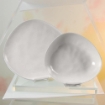 SERVIZIO PIATTI ALBA BIANCA - 12 PZ DI DESIGN A FORMA TRIANGOLARE IN CERAMICA LAVORATA IN BIANCO - PIANO 30 CM - FONDO 23 CM 