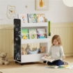 LIBRERIA PER BAMBINI 3-8 ANNI A DUE LATI, SCAFFALE PORTAGIOCHI CON RUOTE E LAVAGNA NERA, BIANCO 66.5 X 32.5 X 86.5 CM