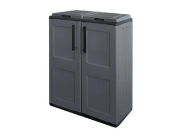 ARMADIO BASSO PRODOTTO IN POLIPROPILENE, MATERIALE RI-CICLABILE ED ECO-SOSTENIBILE. DOTATO DI CERNIERE IN ACCIAIO E 2 COPERCHI CON ANELLI PORTASACCO INTERNI, DIMENSIONI 68X37X84H CM