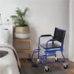 SEDIA A ROTELLE BAGNO CON VASO RIMOVIBILE IN TUBI DI FERRO E PVC, NERO E BLU, 83X53X85CM