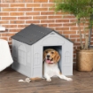 CASETTA PER CANI IN PP IMPERMEABILE CON TETTO INCLINATO E PORTA DI INGRESSO, 65X75.7X63 CM, GRIGIO