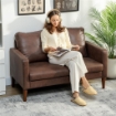 DIVANO 2 POSTI MODERNO CON RIVESTIMENTO IN TESSUTO EFFETTO PELLE TRASPIRANTE E GAMBE IN LEGNO, 130X78X85 CM, MARRONE SCURO