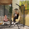 POLTRONA SOSPESA CON CUSCINO IMBOTTITO, SEDUTA PIEGHEVOLE E STRUTTURA IN ACCIAIO E CORDA, BEIGE