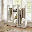ARMADIO GUARDAROBA A ROTELLE CON 2 BARRE E 3 RIPIANI APERTI, IN LEGNO E ALLUMINIO, 120X40X128 CM, BIANCO