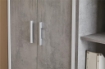 ARMADIO DA ARREDO IN LEGNO CON 2 ANTE E 2  CASSETTI DIMENSIONI 182X71X41 CM, COLORE OSSIDO BIANCO E CEMENTO