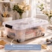BOX CONTENITORE 40L TRASPARENTE 59X39X27,4 CM CON COPERCHIO APRIBILE SU 4 LATI E RUOTE – SCATOLA PORTAOGGETTI SALVASPAZIO PER CASA E RIPOSTIGLIO