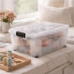 BOX CONTENITORE 40L TRASPARENTE 59X39X27,4 CM CON COPERCHIO APRIBILE SU 4 LATI E RUOTE – SCATOLA PORTAOGGETTI SALVASPAZIO PER CASA E RIPOSTIGLIO
