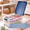 BOX CONTENITORE 40L TRASPARENTE/OCEANO 59X39X27,4 CM CON COPERCHIO APRIBILE SU 4 LATI E RUOTE – SCATOLA PORTAOGGETTI SALVASPAZIO PER CASA E RIPOSTIGLIO