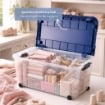 BOX CONTENITORE 40L TRASPARENTE/OCEANO 59X39X27,4 CM CON COPERCHIO APRIBILE SU 4 LATI E RUOTE – SCATOLA PORTAOGGETTI SALVASPAZIO PER CASA E RIPOSTIGLIO