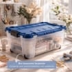 BOX CONTENITORE 40L TRASPARENTE/OCEANO 59X39X27,4 CM CON COPERCHIO APRIBILE SU 4 LATI E RUOTE – SCATOLA PORTAOGGETTI SALVASPAZIO PER CASA E RIPOSTIGLIO