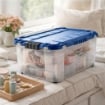 BOX CONTENITORE 40L TRASPARENTE/OCEANO 59X39X27,4 CM CON COPERCHIO APRIBILE SU 4 LATI E RUOTE – SCATOLA PORTAOGGETTI SALVASPAZIO PER CASA E RIPOSTIGLIO