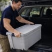 BOX CONTENITORE 40L CON COPERCHIO E RUOTE 59X39X27,4 CM GRIGIA – SCATOLA PORTAOGGETTI SALVASPAZIO CON ROTELLE PER CASA E RIPOSTIGLIO