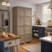 ARMADIO 2 ANTE TAUPE 79X43X164 CM CON 4 SCOMPARTI E VANO PORTASCOPA – MOBILE ALTO ORGANIZZAZIONE CASA PER INGRESSO E LAVANDERIA