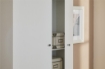 ARMADIO SALVASPAZIO IN LEGNO CON 3 ANTE E 1 CASSETTO 183X77X34CM COLORE BIANCO