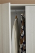 ARMADIO DA ARREDO IN LEGNO VENATO CON 2 ANTE, BARRA PORTABITI E RIPIANO REGOLABILE E 2 CASSETTI 182X77X52, COLORE EUCALIPTO